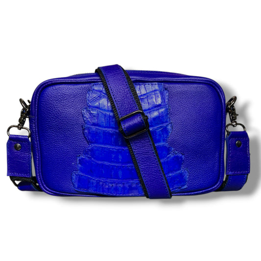 Neceser hecha de cuero de vaca con detalles de cuero de cocodrilo