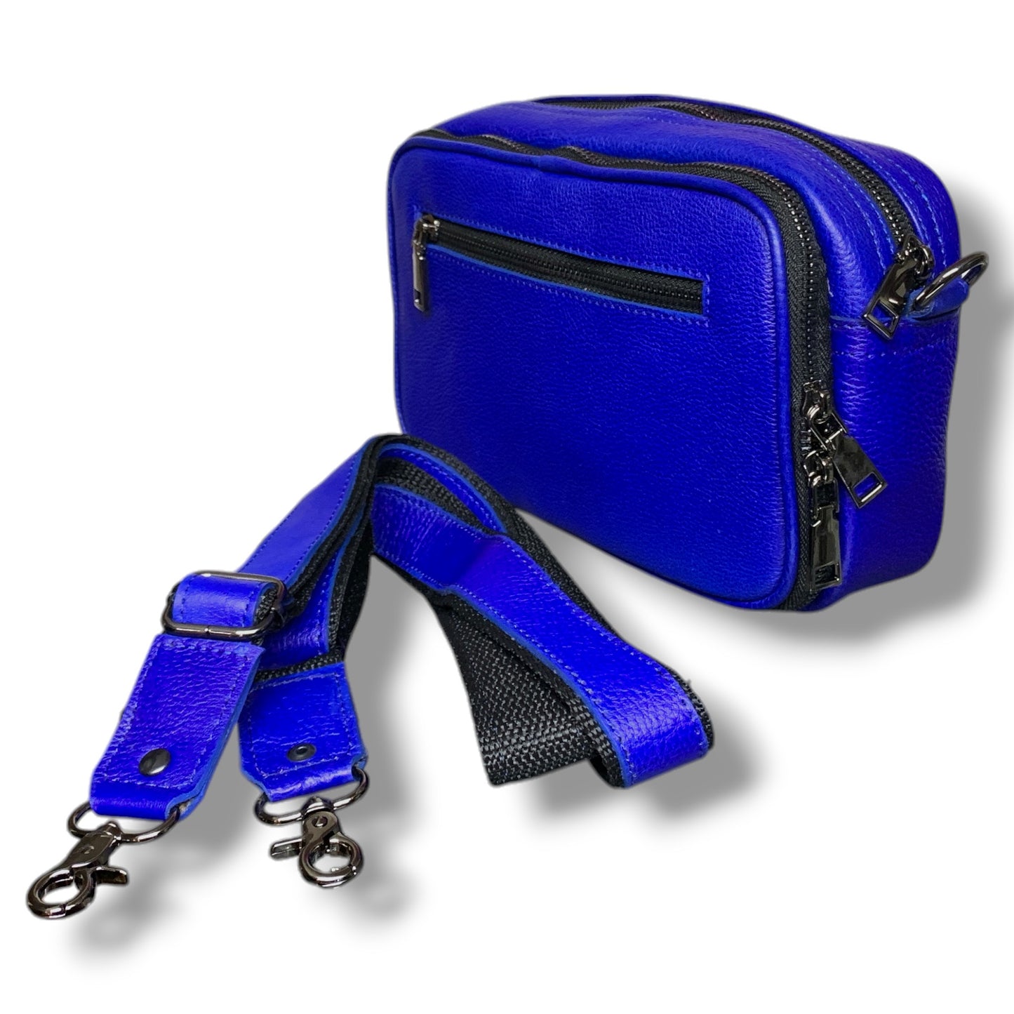 Neceser hecha de cuero de vaca con detalles de cuero de cocodrilo