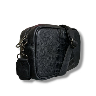 Neceser hecha de cuero de vaca con detalles de cuero de cocodrilo