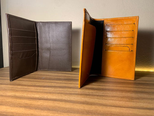 Porta pasaporte hecha de piel de res