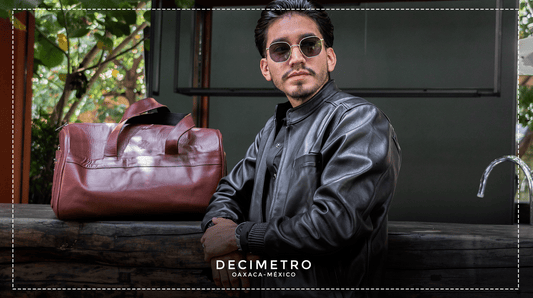 El Trotamundos con Estilo: Guía para Viajar con Chamarra de Piel y Sombrero