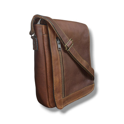 Bandolera con correa ajustable hecha de piel de res