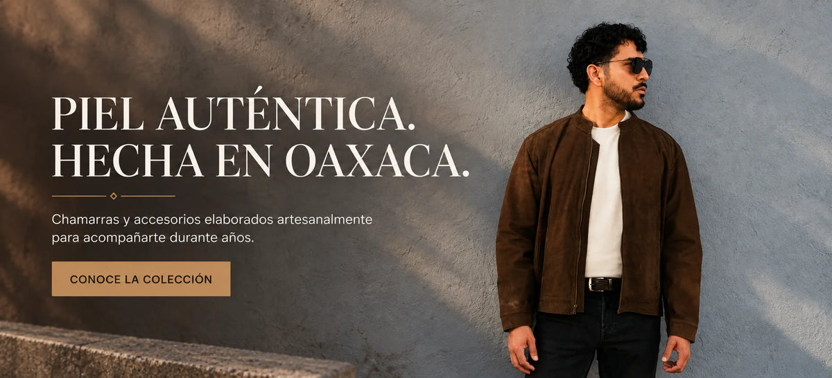 Hombre usando una chamarra de piel café artesanal de Decímetro, elaborada en Oaxaca.