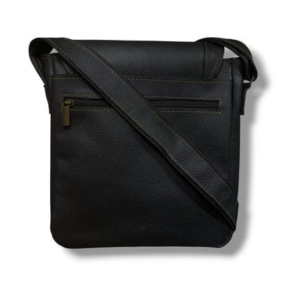 Bandolera con correa ajustable hecha de piel de res