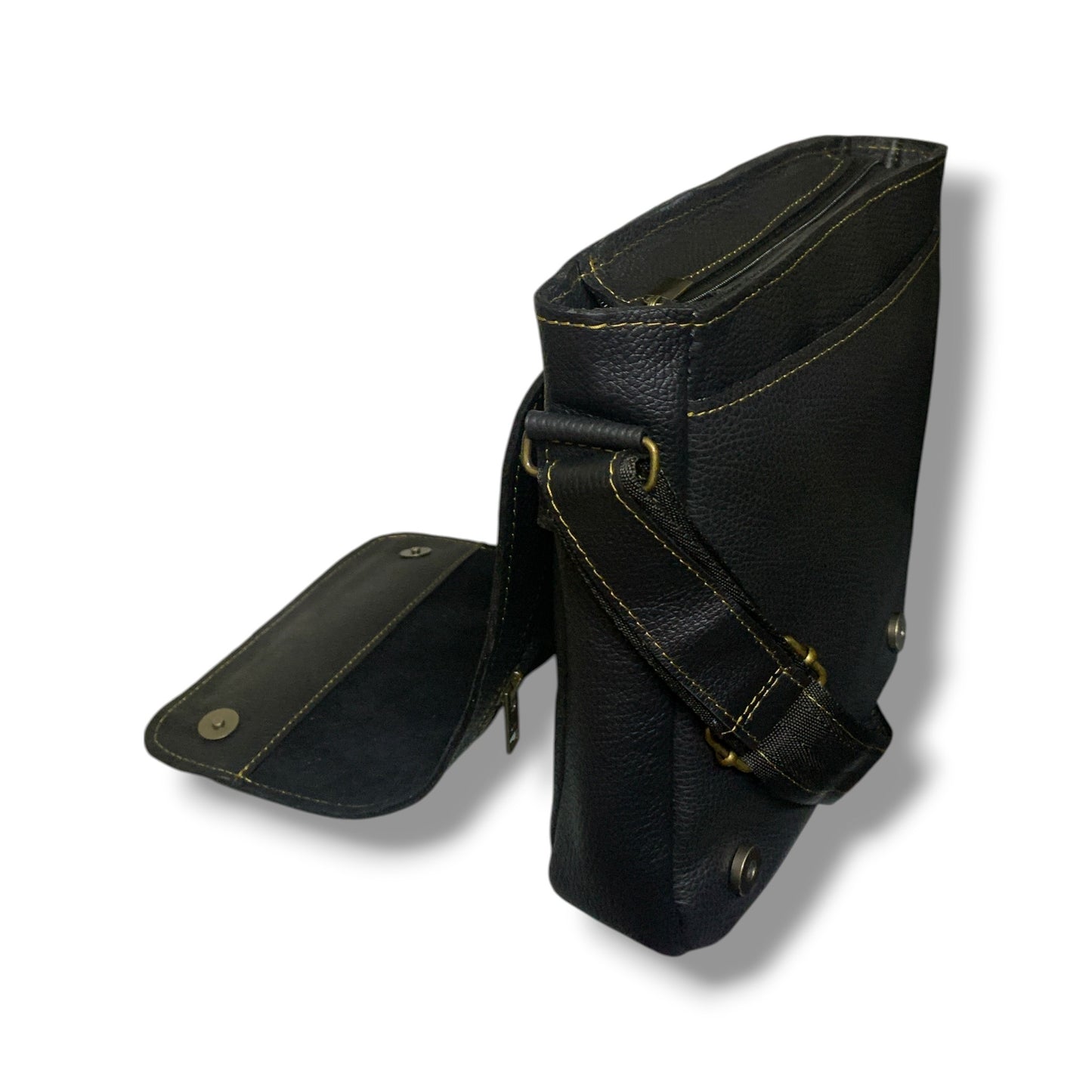 Bandolera con correa ajustable hecha de piel de res